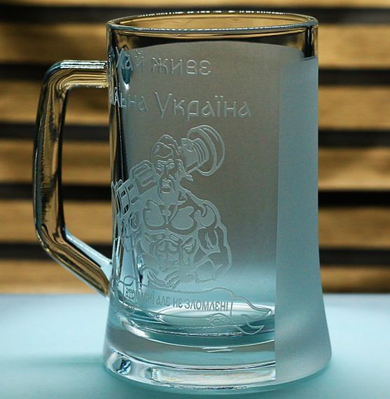 Подарунковий келих для пива з ручкою 670 мл з гравіюванням козака написи Вільна Україна | Зображення 2