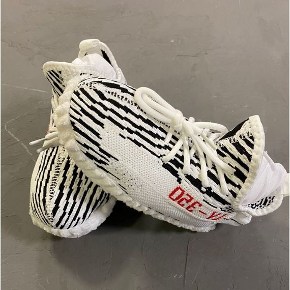 Игрушка для собак Yeezy Boost 350 кроссовок со шнурками с пищалкой, белый | Зображення 1