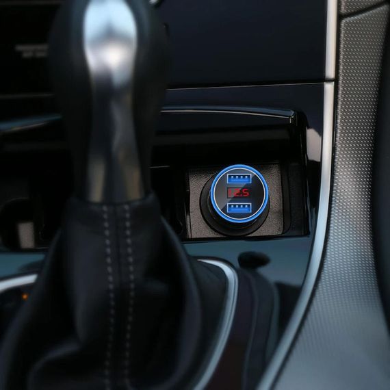 Автомобильный адаптер с индикатором напряжения, 2 USB, CAR USB HC6 / Зарядное устройство в прикуриватель авто | Зображення 1