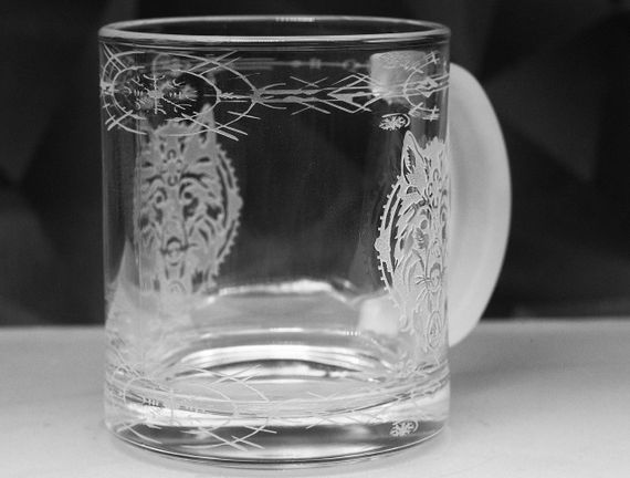 Подарочная чашка для чая кофе 320 мл с гравировкой Волк Руны круговая | Зображення 2