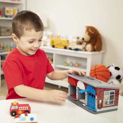 Ігровий набір Melissa&amp;Doug Дерев&apos;яний гараж рятувальних машин з ключами (MD4607) | Зображення 2
