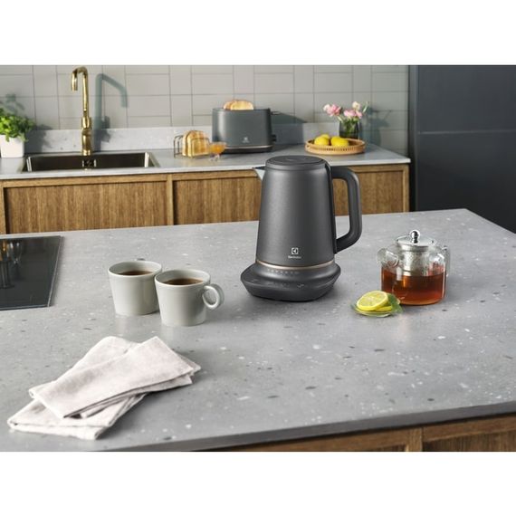 Електрочайник Electrolux, 1,7л, Strix, метал, мат, підтримка темп, чорний (E7K1-6BP) | Зображення 2