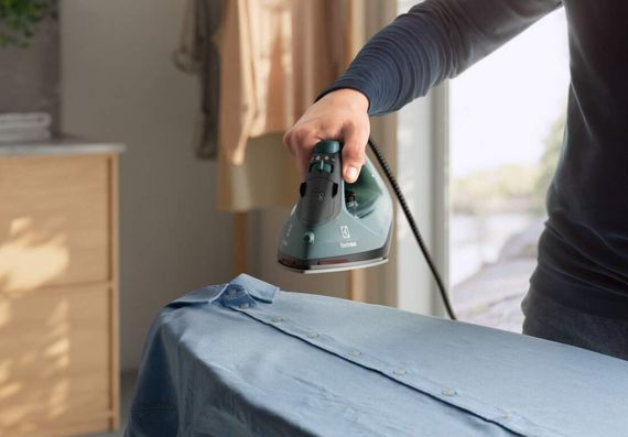 Праска Electrolux , 2400Вт, 250мл, паровий удар 110гр, керам. підошва, зелено-черний (E5SI2-6OG) | Зображення 4