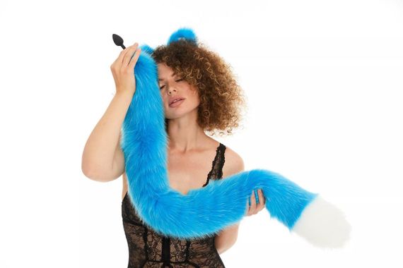 Анальний хутряний хвіст без пробки, Яскраво-голубий з білим кінчиком, OKOVA 100 см. sexstyle | Зображення 2