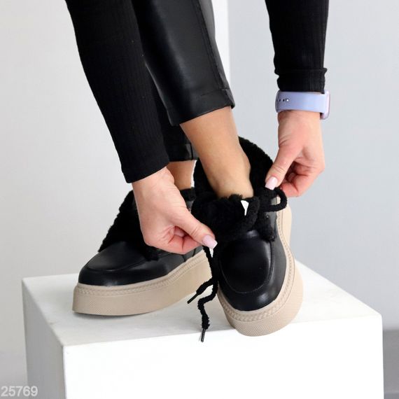 Стильні зимові чорні шкіряні черевики на потовщеній бежевій підошві | Зображення 8