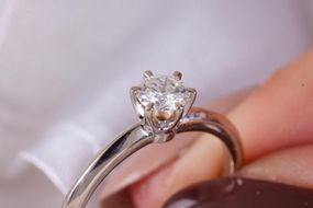 Женское кольцо из белого золота с бриллиантом 16.5