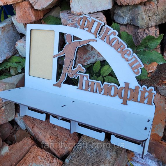 Медальниця з фоторамкою і полицею для кубків  Дерев'яний тримач для медалей  Органайзер для нагород футбол | Зображення 3