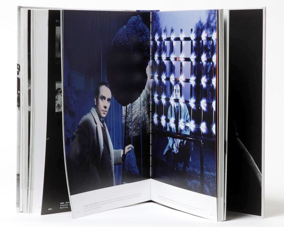 Книга с работами Ив Кляйн французский художник-новатор.Yves Klein: In/Out Studio Подарочные книги об искусстве | Зображення 5