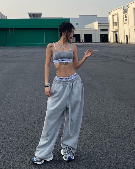 Женские широкие свободные штаны трикотажные на затяжках снизу SS700 цвет серый, размер onesize 42/46 | Зображення 2