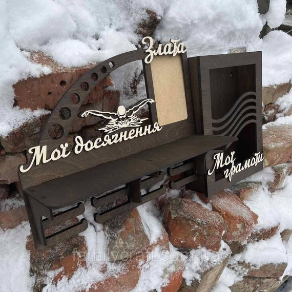 Медальница с фоторамкой и полкой для кубков Деревянный держатель для медалей Органайзер для дипломов, грамот | Зображення 1