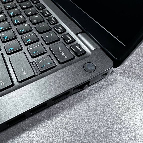 Ультрабук Б-клас Dell Latitude 5400 / 14" (1920x1080) IPS / Intel Core i5-8365U (4 (8) ядра по 1.6 - 4.1 GHz) / 8 GB DDR4 / 256 GB SSD / Intel UHD Graphics / WebCam б/в | Зображення 3