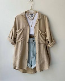 Женская легкая рубашка оверсайз с подворачиваевым рукавом с фиксатором креп жатка PF4125 цвет капучино, размер 54/56