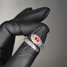 Кольцо-змея для фото ногтей (маникюра) №3 24х18мм с красным камнем, цвет серебро