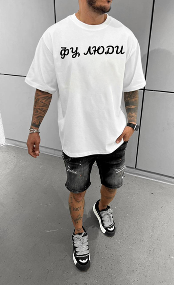 Футболка з мерчем