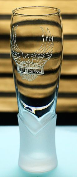 Подарочный крафтовый бокал для пива сока воды 440 мл  с гравировкой надписи лого Харлей | Зображення 2