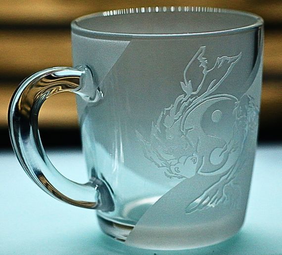 Стеклянная чашка 350 мл Инь-Янь рыба карп с гравировкой символ гармонии подарок для мужчины | Зображення 2