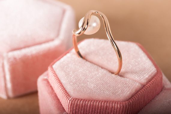 Женское кольцо из красного золота с жемчугом 15 | Зображення 3