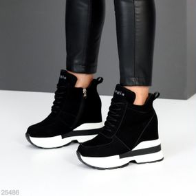 Эффектные черные замшевые зимние сникерсы на белой танкетке 40