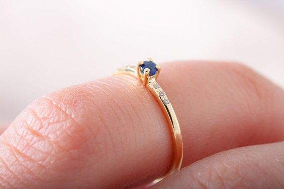 Кольцо из желтого золота с сапфирами и бриллиантами 17.5 | Зображення 1