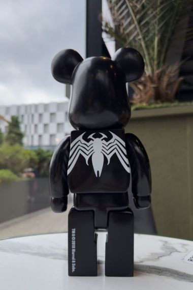 Bearbrick  x Marvel Spider-Man Black Costume дизайнерська статуетка ведмідь Беарбрік 28 см mb016 чорна | Зображення 4