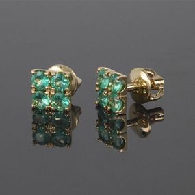 Серьги гвоздики из желтого золота с зеленым агатом