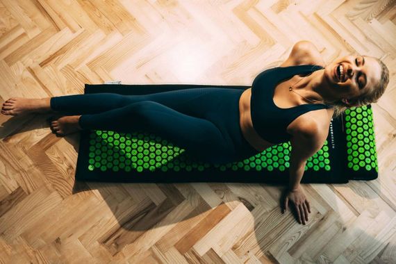 Килимок акупунктурний 4yourhealth Elite Line 0057 з подушкою чорно-зелений 120*40см | Зображення 7