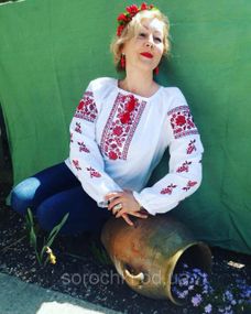 Вышиванка белая , женская , вышивка, цветы ,  "маки с виноградом" цвет вышивки красный Материал-шифон кремовая