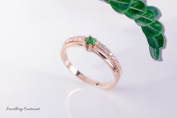 Кольцо из красного золота с зеленым фианитом 17.5