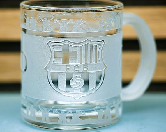 Подарункова скляна чашка для чаю та кави 320 мл з  гравіюванням лого футбольного клубаФК Барселона кругова | Зображення 1