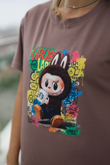 Женская футболка с принтом Labubu цвет мокко, размер 42/44, GF05257 | Зображення 2