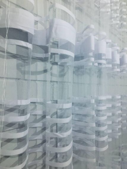 Готова коротка пошита біла фіранка тюль в смужку на фатине до підвіконня. 300х145см | Зображення 6