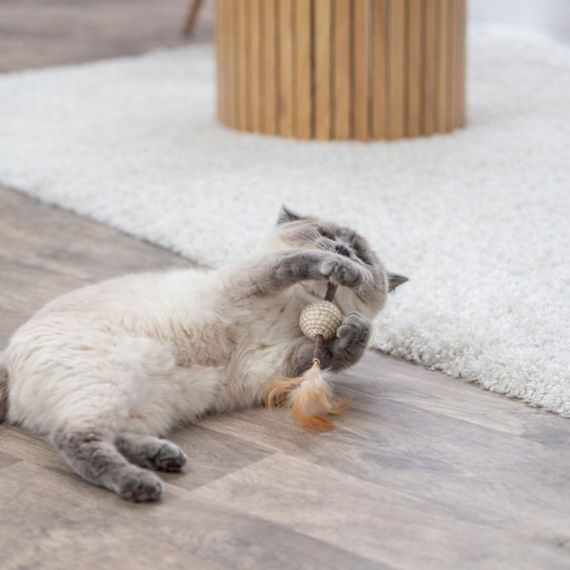 Іграшка Trixie для котів м яч на паличці з пір ям джут 20 см | Зображення 3
