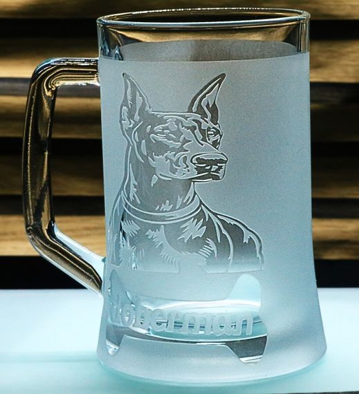 Бокал для пива 670 мл с ручкой с гравировкой Доберман  идеальный подарок для владельца собаки или ценителя | Зображення 1