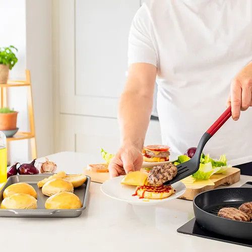 Лопатка з прорізами KitchenAid Classic KHA002OHEREG 34 см червона | Зображення 2
