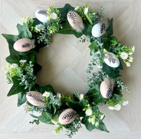 Пасхальный декоративный венок на дверь с яйцами, ромашками и весенней зеленью, 45 см