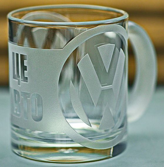 Скляна чашка Volkswagen Фольксваген 320мл з гравіюванням Подарунок автолюбителю кружка для чаю кави з лого авто легендарний слоган | Зображення 5