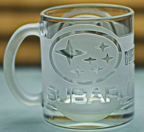 Скляна чашка Subaru Субару 320 мл з гравіюванням Подарунок автолюбителю кружка для чаю та кави з лого авто та  легендарний слоган