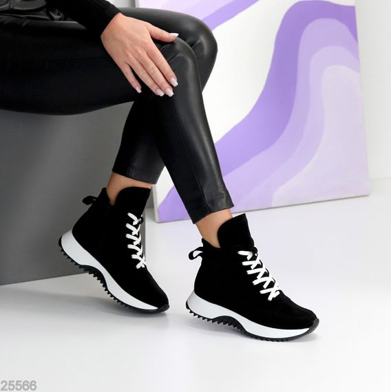 Шикарные черные замшевые спортивные ботинки с белой шнуровкой 38