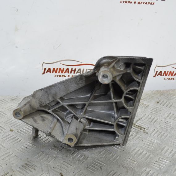 Кронштейн кріплення двигуна правий 1.9 TDI Volkswagen Golf IV лапа мотора Фольксваген Гольф 4 038199207AJ