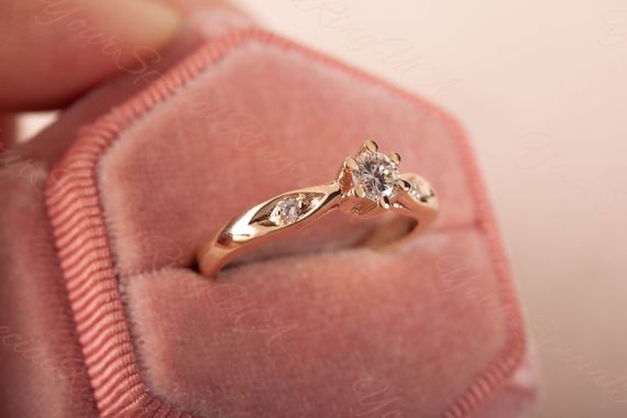 Кольцо из желтого золота с фианитами 18.5 | Зображення 2