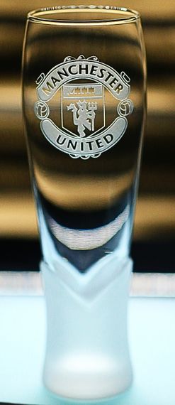 Пивной бокал крафтовый 440 мл ФК Манчестер Юнайтед FCManchester United с гравировкой подарок для фаната футбол