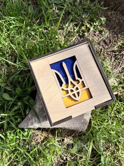 Прапор України до дня перемоги в дерев'яній подарунковій коробці з гербом або картою України | Патріотичний подарунок | Зображення 4