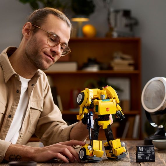 Конструктор LEGO Icons Трансформери. Бамблбі 10338 | Зображення 8
