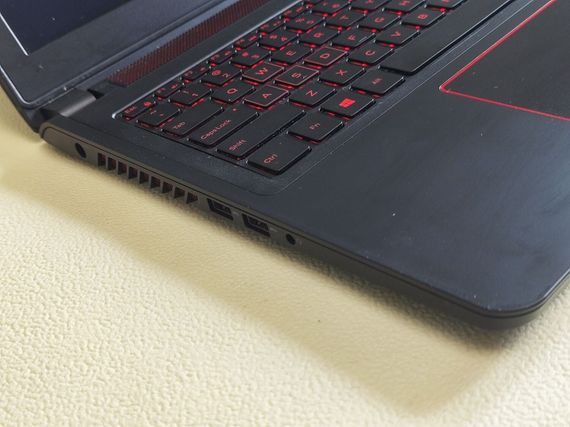 Ігровий ноутбук Dell Inspiron 15 Gaming 5577 / 15.6" (1920x1080) TN / Intel Core i7-7700HQ (4 (8) ядра по 2.8 - 3.8 GHz) / 16 GB DDR4 / 256 GB SSD / nVidia GeForce GTX 1050, 2 GB GDDR5, 128-bit / WebCam б/в | Зображення 2