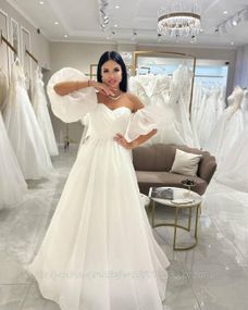 Весільна сукня з органзи, буфи, шлейф