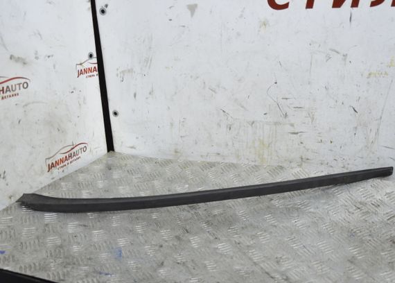 Накладка лобового скла ліва Seat Ibiza IV 2008-2017 Молдинг скла передня ліва Сеат Ібіза 4 6J0854319A | Зображення 3