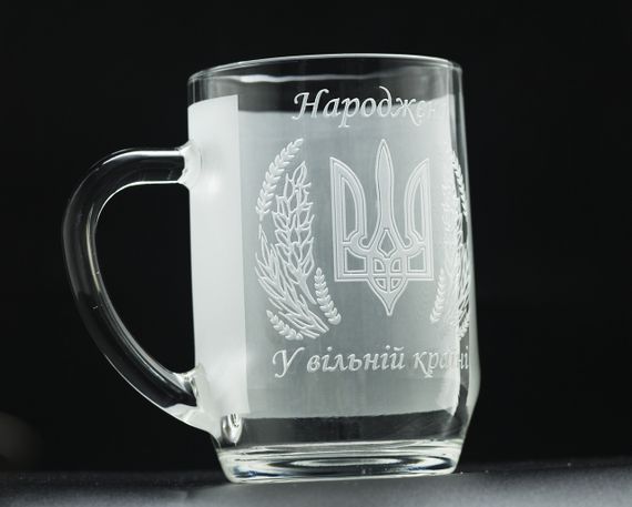 Подарунковий келих для пива 570 мл з гравіюванням напису народжена в Україні! | Зображення 2