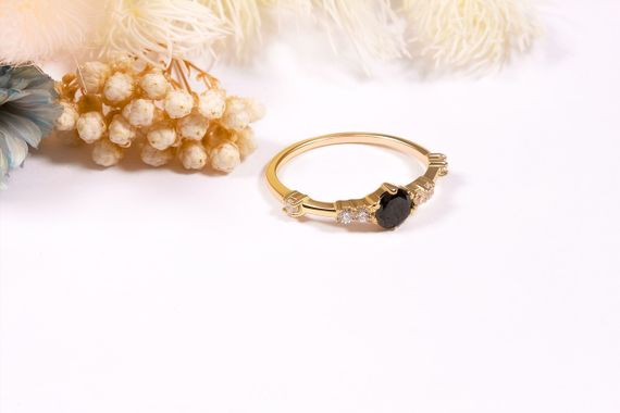 Кольцо из желтого золота с черным камнем 20 | Зображення 5