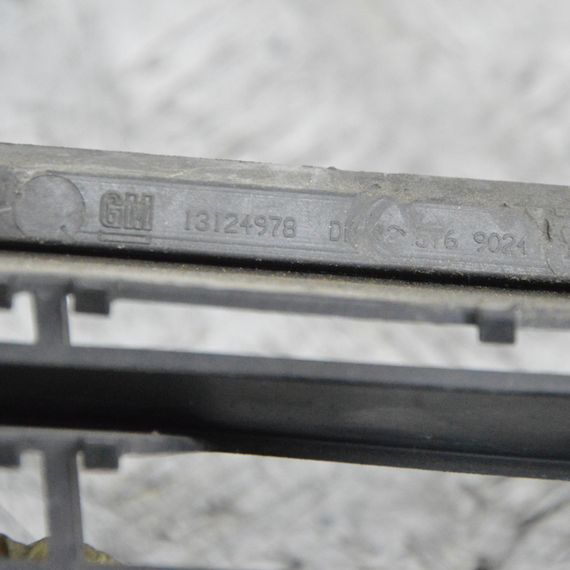 Решітка бампера центральна Opel Zafira B 2005-2008 Решітка переднього бампера Опель Зафіра Б 13124978 | Зображення 4