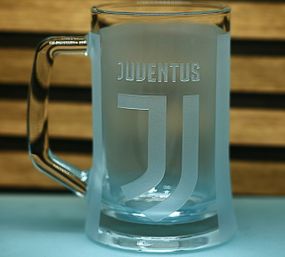 Подарочный пивной бокал с ручкой  670 мл  с 3Д гравировкой лого футбольного клуба ФК Ювентус FC Juventus